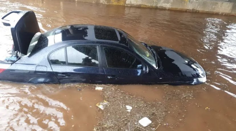 tWeatherSA's tweet photo. 🔴 DANGER: MULTIPLE REPORTS OF MOTORISTS TRAPPED IN FLOODS IN PARTS OF PRETORIA NORTH ON THURSDAY AFTERNOON | 📸 SUPPLIED https://t.co/BsGqfW95LG