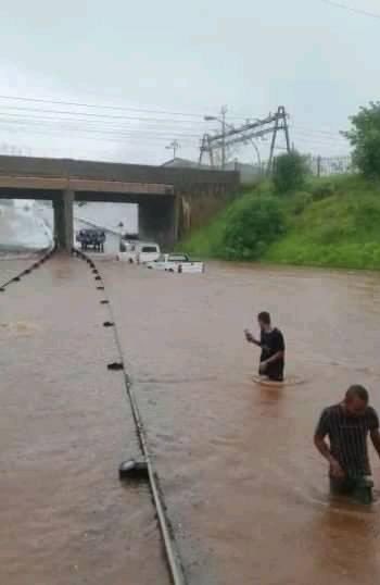 tWeatherSA's tweet photo. 🔴 DANGER: MULTIPLE REPORTS OF MOTORISTS TRAPPED IN FLOODS IN PARTS OF PRETORIA NORTH ON THURSDAY AFTERNOON | 📸 SUPPLIED https://t.co/BsGqfW95LG