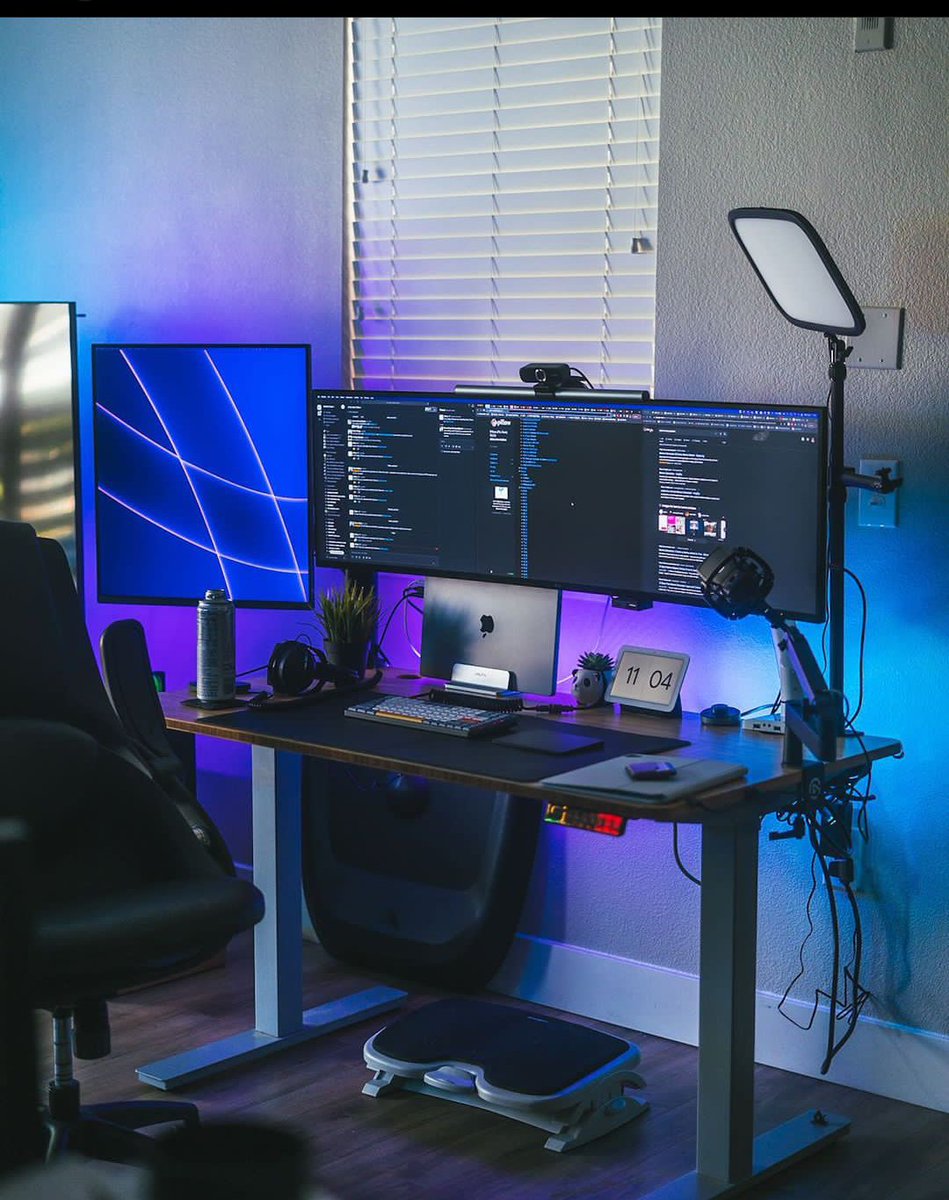 BayodeEnoch's tweet photo. "Remote work is the future of work." — Alexis Ohanian, Reddit
Remote work is very nice and awesome you get to spend more time with your loved once and all but it's not a license to be lazy. One important thing that enhance productivity while working remotely is a good workspace. https://t.co/Y7L9L1r6cd