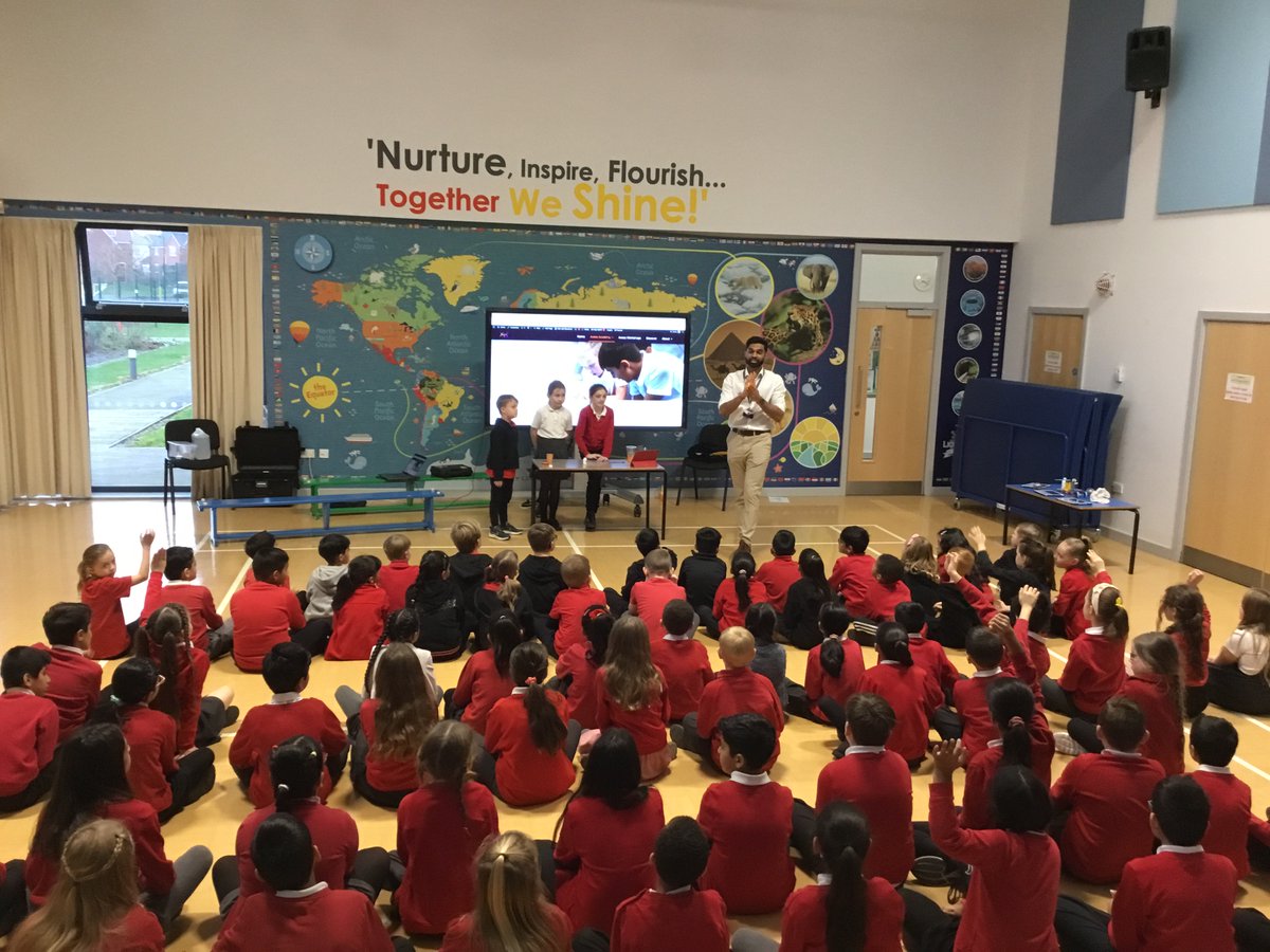 hallamfieldsps's tweet image. All the children enjjoyed experiencing a range of STEM activities during today's Aveea Science assembly. #STEM  #AveeaAcademy #hallamheroes