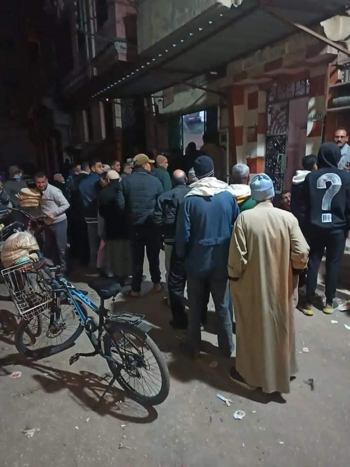 AJA_Egypt's tweet photo. أزمة مستمرة في محافظات عدة.. مواطنون ينتظرون شراء الخبز في طوابير طويلة منذ ساعات الفجر أمام الأفران https://t.co/uM3F35aoya