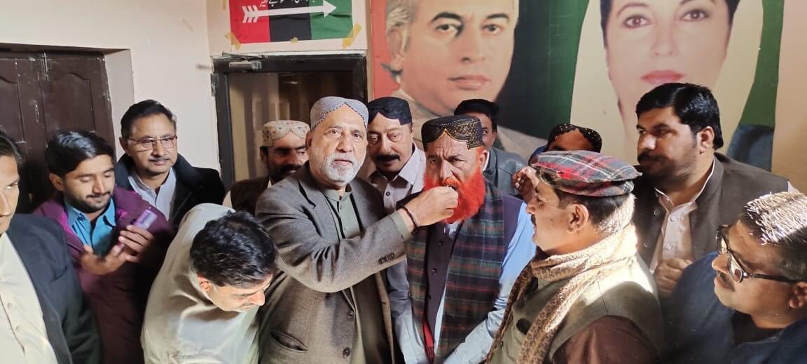QammardinGopang's tweet photo. #قمبر 05.01.2023

   پاکستان پیپلز پارٹی کے بانی قائد عوام شہید ذوالفقار علی بھٹو کی 95ویں سالگرہ کا کیک پاکستان پیپلز پارٹی ضلع قمبر شہدادکوٹ کی جانب سے پیپلز سیکرٹریٹ ڈسٹرکٹ آفس قمبر میں کاٹا گیا۔

  پی پی پی کے ضلعی صدر قمرالدین گوپانگ اور جنرل سیکرٹری محمد پنہل سومرو۔ https://t.co/8m4g2EMv8w