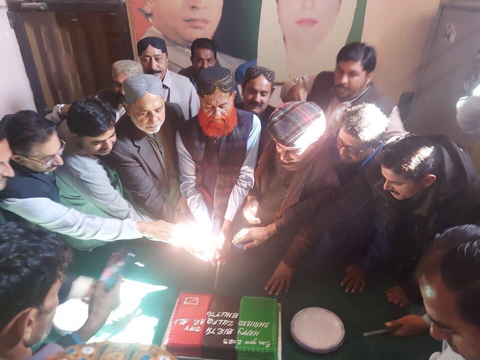 QammardinGopang's tweet photo. #قمبر 05.01.2023

   پاکستان پیپلز پارٹی کے بانی قائد عوام شہید ذوالفقار علی بھٹو کی 95ویں سالگرہ کا کیک پاکستان پیپلز پارٹی ضلع قمبر شہدادکوٹ کی جانب سے پیپلز سیکرٹریٹ ڈسٹرکٹ آفس قمبر میں کاٹا گیا۔

  پی پی پی کے ضلعی صدر قمرالدین گوپانگ اور جنرل سیکرٹری محمد پنہل سومرو۔ https://t.co/8m4g2EMv8w