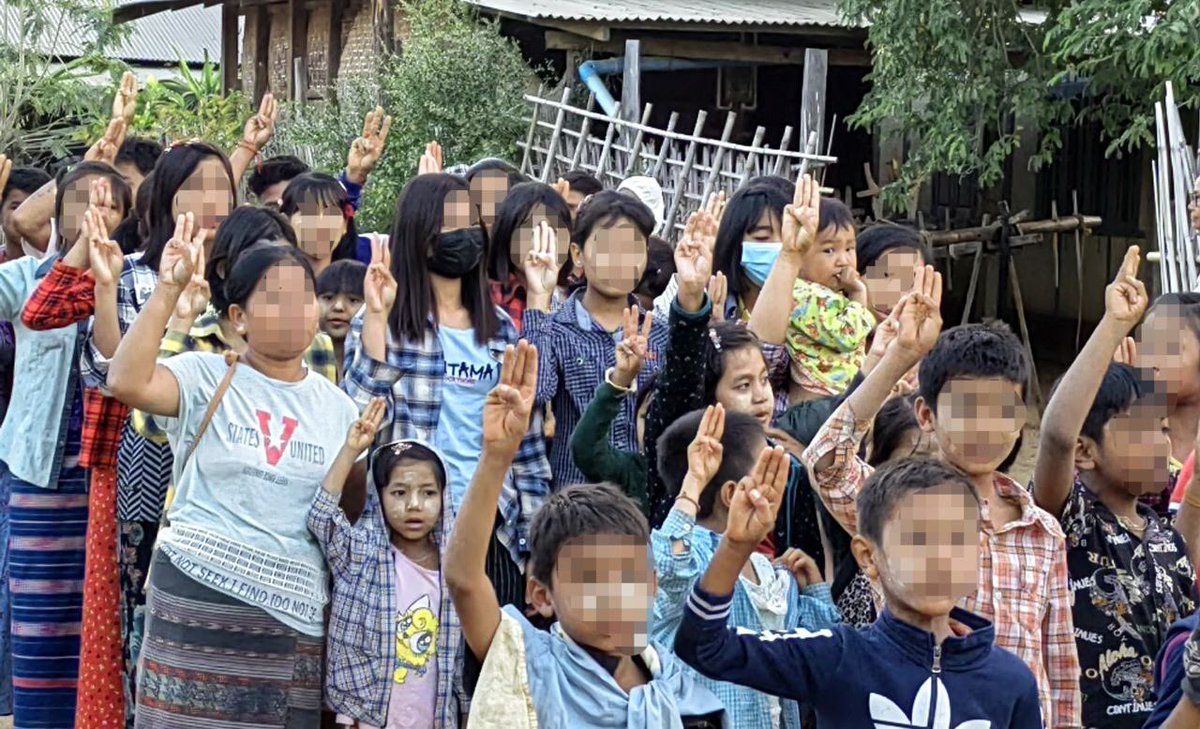 ဗကသရဲဘော်များနှင့် မဟာမိတ်အဖွဲ့အစည်းများ ပူးပေါင်း၍ မြိုင်မြို့နယ်တွင် စစ်အာဏာရှင်စနစ် ဆန့်ကျင်ရေးလှုပ်ရှားမှု ပြုလုပ်

၂၀၂၃ ဇန်နဝါရီ ၅၊ ဗကသ

Read More - abfsu.info/2023/01/blog-p…

သတင်းနှင့်ပြန်ကြားရေးဗျူရို
ဗကသများအဖွဲ့ချုပ်
#abfsu #ဗကသ #whathappeninginmyanmar