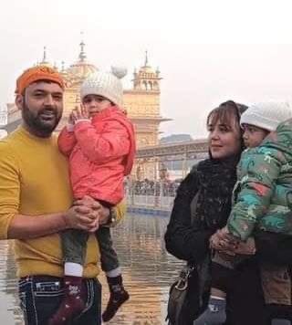 This is the most amazing pic of 2023, New Beginnings, Happy New Year dear <a href="/KapilSharmaK9/">Kapil Sharma</a> <a href="/ChatrathGinni/">GINNI</a> May babaji bless you all always. Love you.