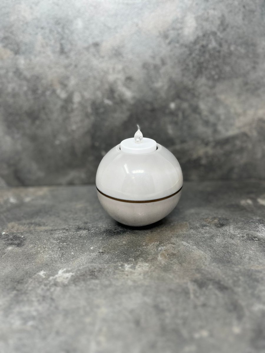 RisenDesign1's tweet image. Photographing day, so many pieces I haven’t taken pics of yet. Do these look ok ? #MHHSBD  just trying different backgrounds and effects. 
Gorgeous sphere tea light holders. Beautiful solid wood cheese board They will be on my website later. #Firsttmaster