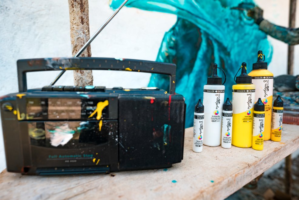 DalerRowney's tweet photo. #ThrowbackThursday to artist, Pepe Gaka's awesome Rooster mural in Italy using our System3 Fluid and Graduate brushes! 

Look at those bright colours and intricate feather details🖌️

#DalerRowney #SimplyCreate #Art #Mural #Artist #Colour #Colourful #System3Acrylic #Graduatebrush https://t.co/at7MT2UXFK