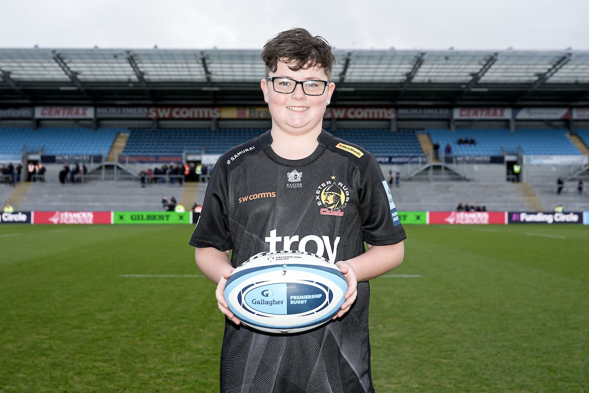 smudgeyboy's tweet photo. My lad had an amazing experience on Christmas Eve as a mascot supporting the mighty @ExeterChiefs! Chuffed he got to meet his favourite player @nowellsy15 👍 https://t.co/BGNkwdqTYV