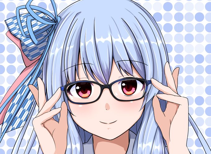 コトフェスでの賑やかしにこの眼鏡葵ちゃんでメガネ拭き作ろうかと思ったら、アテにしてた業者さんのテンプレートが謎形式だったうえに納期がそもそも間に合わなくて頭抱えるなど。業者変えるか…/(^o^)\ 