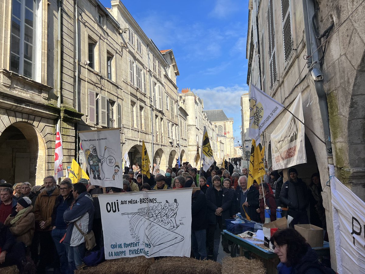 Clemence_Guette's tweet photo. Je suis aujourd'hui devant le tribunal de La Rochelle avec @TrouveAurelie et tous les collectifs syndicaux, écologistes et paysans engagés contre les projets écocidaires des bassines de substitution. 

Soutien aux militants qui subissent la répression. https://t.co/HH26q5LRNg