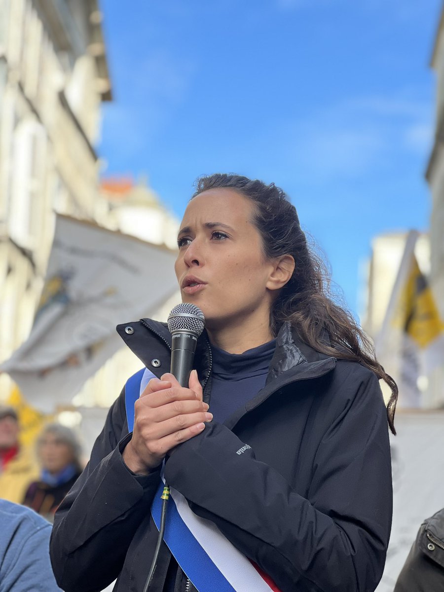 Clemence_Guette's tweet photo. Je suis aujourd'hui devant le tribunal de La Rochelle avec @TrouveAurelie et tous les collectifs syndicaux, écologistes et paysans engagés contre les projets écocidaires des bassines de substitution. 

Soutien aux militants qui subissent la répression. https://t.co/HH26q5LRNg