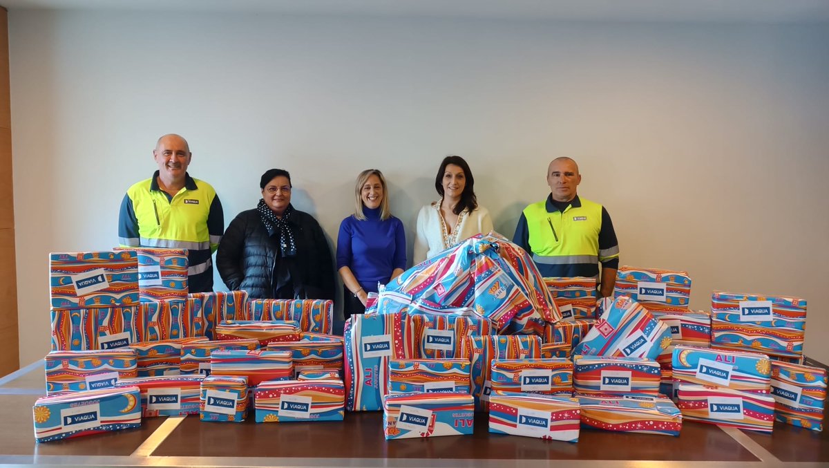 veolia_galicia's tweet photo. Continuamos coa campaña #NinguénSenAgasallo🎁 onde compañeiros e compañeiras de #Viaqua entregaron ao #ConcellodeViveiro preto de medio centenar de xoguetes destinados a nenos en situación de vulnerabilidade. https://t.co/UrULy1jsdV