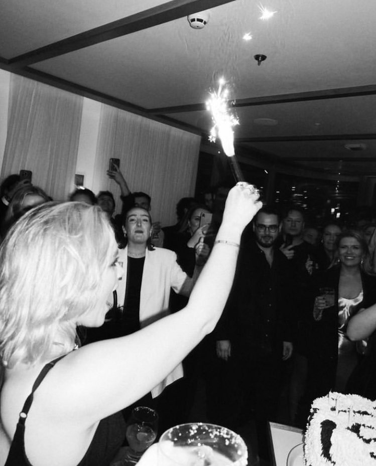 FlorencePughES's tweet photo. Florence en su fiesta de cumpleaños!! 🥳 https://t.co/RqVnW56Li0
