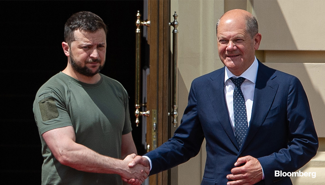 business's tweet photo. German Chancellor Olaf Scholz faces renewed pressure to deliver heavier weapons to Ukraine, after the latest comments from officials in France and the US 

Latest updates: https://t.co/5PjiaIx3Ju https://t.co/eJCFibN6MQ