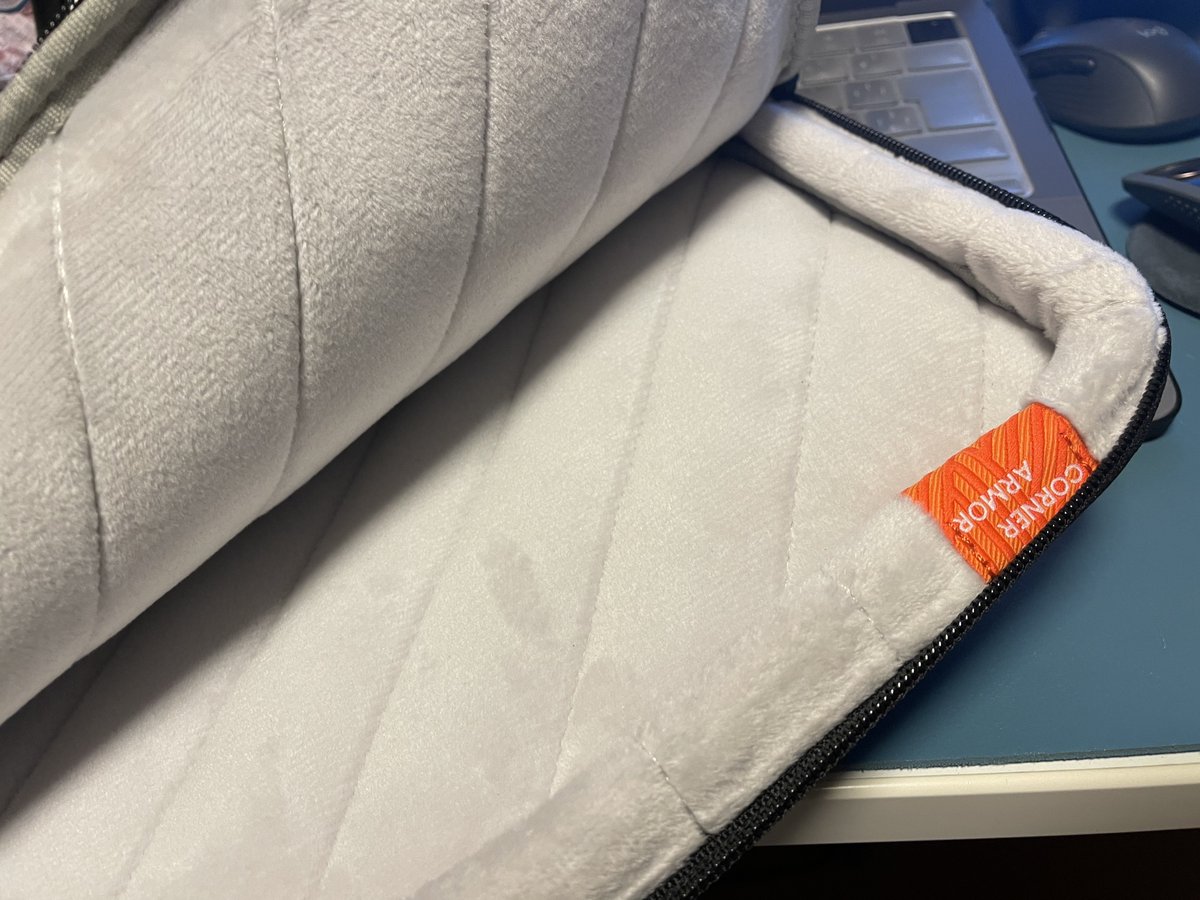 diff's tweet image. tomtocの360°耐衝撃パソコンケース、中身の衝撃クッションのパターン変わった？？？🤔🤔 #tomtoc