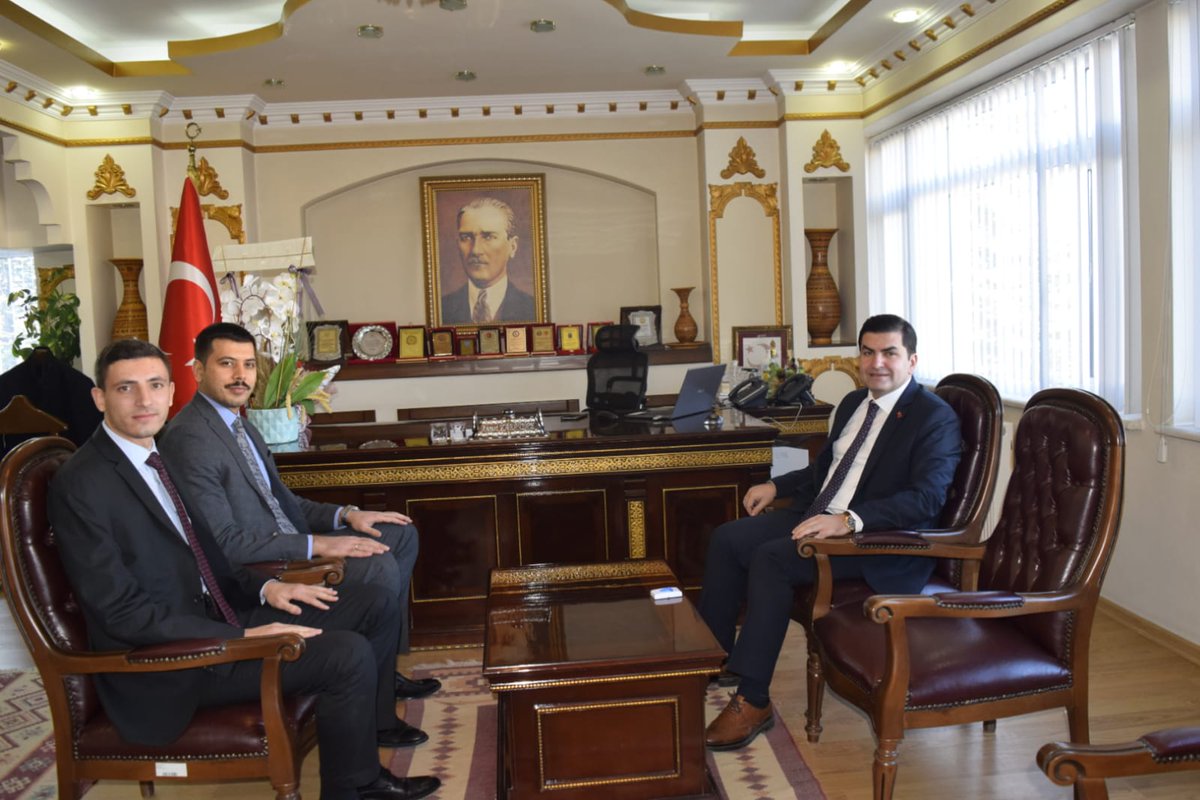 ''İlçe Kaymakamlarımızdan Kaymakamımıza Ziyaret''
Ağaçören Kaymakamı Sayın Naim AKAR ve Sarıyahşi Kaymakamı Sayın Oğuzhan AKMAN, Kaymakamımız Sayın Ahmet KARATEPE'yi makamında ziyaret etti. Kaymakamımız ziyaretten duyduğu memnuniyetini ifade ederek Kaymakamlarımıza teşekkür etti.