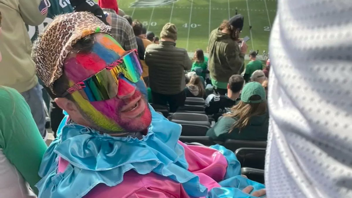 matt_odonnell's tweet photo. When an Eagles fan stopped breathing during the game at the Linc last weekend, a man in a Mummers costume ran over to help and said:
“Hey, I know I don’t look like it, but I’m an emergency medicine doctor.”
https://t.co/eXOw2WXvOd https://t.co/2Hl1zZ0Wp5