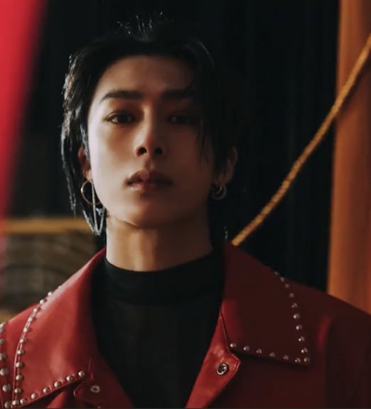 HyungwonNunu's tweet photo. LONG HAIRED Hyungwon OH MY GOD I AM NOT GONNA SURVIVE THIS COMEBACK I SWEAR 😭😭😭

I NEED AN OXYGEN TANK AT HOME
#hyungwon #MONSTA_X #MONSTAX #MONSTAX_REASON #monstax_comeback https://t.co/O2mlWmcnix