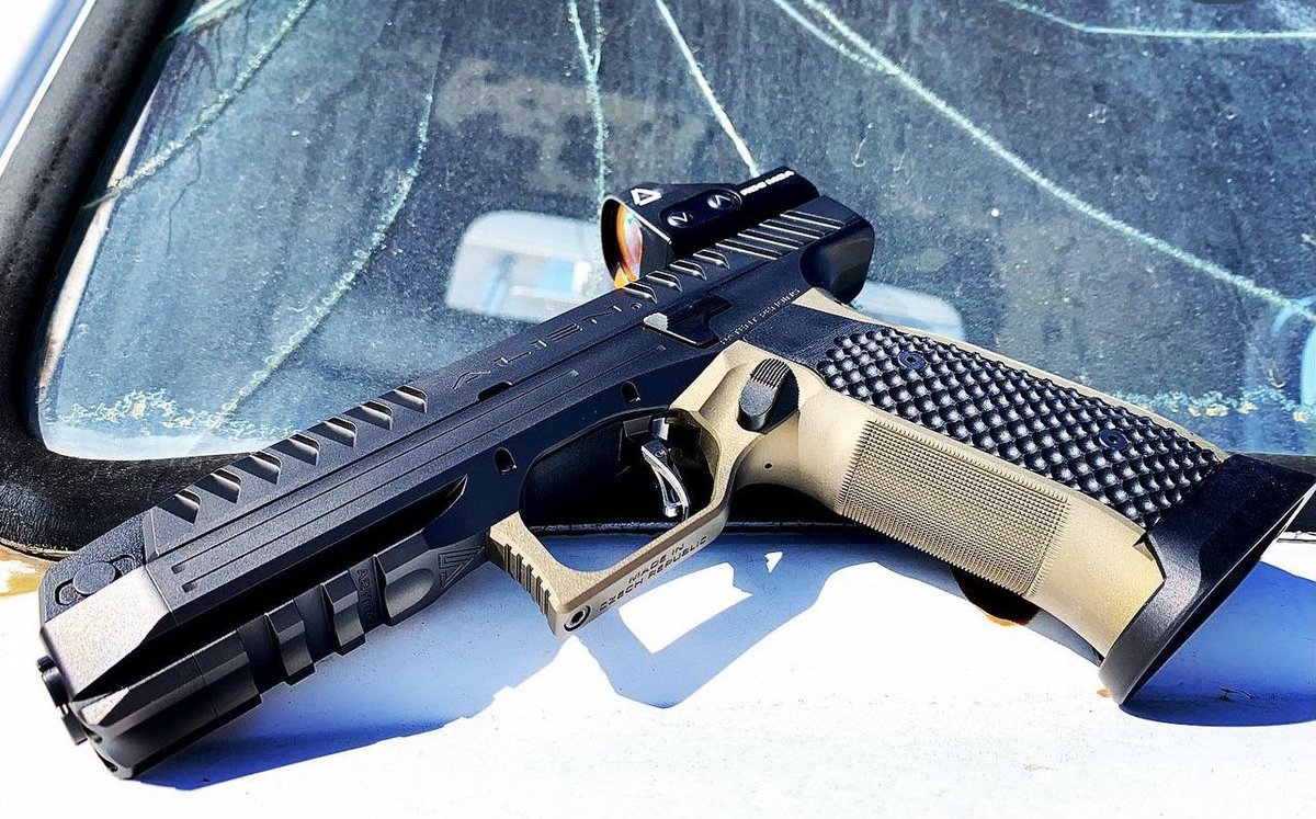hub_az's tweet photo. One of our favorites! The Laugo Alien 9mm Pistol.
One of the smoothest, flattest shooting 9mm's we have ever got to play with!
#laugo #laugoarms #laugoarmsalien #sexyaf #alien #thehubaz #AZWS https://t.co/UU4IQsvsQu