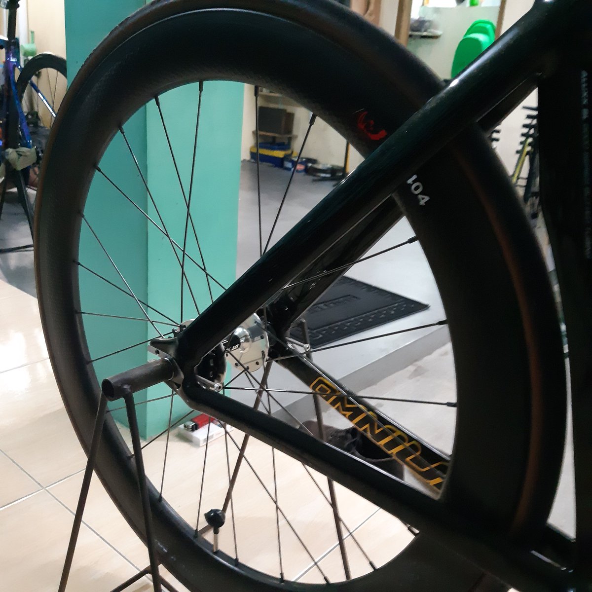 RyshakaP's tweet photo. Di jual WS carbon 5.8mm
Rims zipp pattren 
Hub dt swiss spok dt swiss
+ ban conti gp 5.000
Ws 8.5jt nego dan ban 1.2 nego minat inbox aja kondisi mulus  #fnfjb @FnFjb @trackcyclery @AlcatrazTrack @FixieJuBel @fixedandfurious https://t.co/0FpUA46C2w