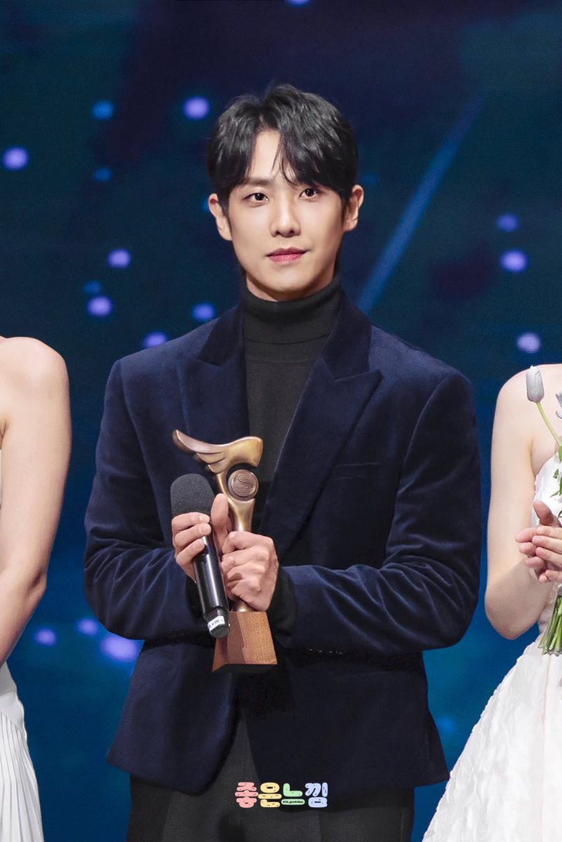 26_goodvibes's tweet photo. [221231 KBS 연기대상✨]
포인트는 트로피 꽉 쥔 손…🫶🏻
다시 한번 축하해요❤️

#이준 #LEEJOON #이창선 https://t.co/sOru5SBvZi