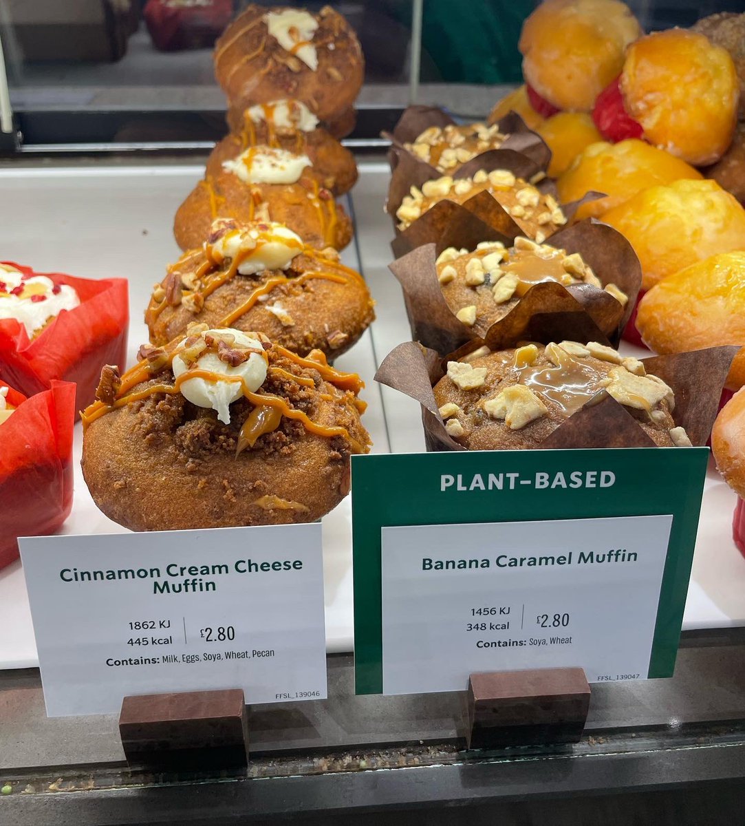 All_Things_New_'s tweet image. New Finds! 👀 At Starbucks @StarbucksUK @Vegebutcher #starbucks #foccacia #beef #redonion #eggbites #cinnamon #creamcheese #muffin #keyring #pretzel #hotchocolate #wellthisisnew