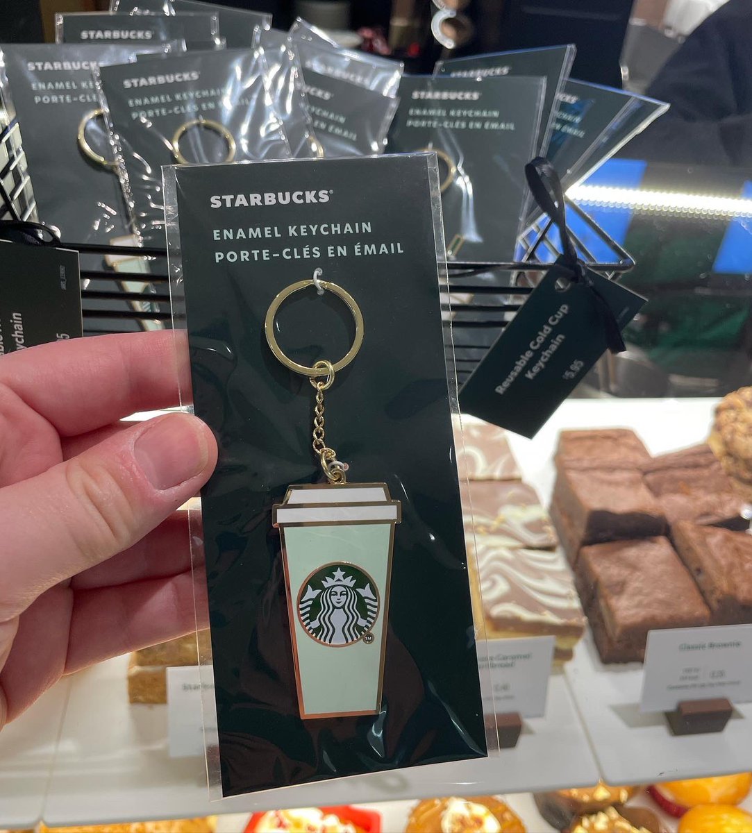 All_Things_New_'s tweet image. New Finds! 👀 At Starbucks @StarbucksUK @Vegebutcher #starbucks #foccacia #beef #redonion #eggbites #cinnamon #creamcheese #muffin #keyring #pretzel #hotchocolate #wellthisisnew
