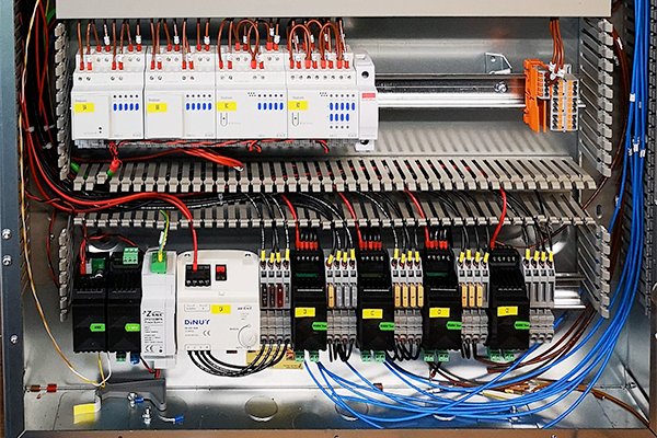 KNXprofs's tweet photo. Goede ontwerpdocumentatie zoals kabellabeling in KNX-panelen kan voorkomen dat je elke keer wordt opgeroepen voor de vervanging van een verlichtingsdriver of een doorgebrande zekering.

Lees meer over het labelen van bedieningspanelen: https://t.co/TlGkjn0p8K

#smarthome #knx https://t.co/N4IMVY7qOv