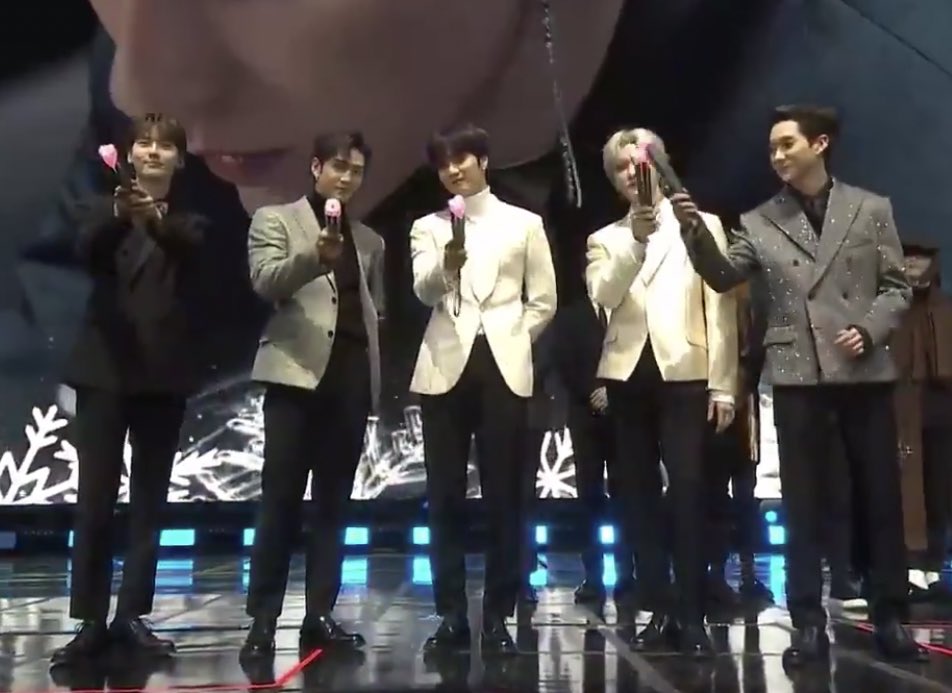 아니 독기스트 2주년이라고라
이 날 모든 라부들이 잠도 제대로 못 이룰정도로 빡침+걱정+떨림 상태로 골디 대기중이었는데 등장부터 걱정 말라는 듯이 러브봉 들고 나오는거에서 1차 오열. 묵직하면서도 단단하게 수상소감 하는거 보고 2차오열. 무대가... 우리 건들여서 화내준 느낌이어서 3차오열.