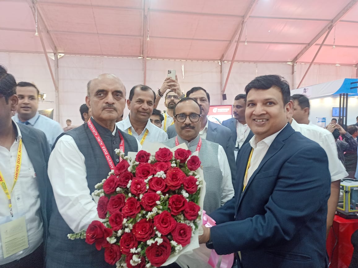 garwarehitech's tweet photo. Mr. Deepak Joshi greeting Dr. Bhagwatji Karad, the State Minister of Finance, Government of India.
Garware Hi-Tech Films is here in Aurangabad.
Find us at Stall No. G3, G4 & G5.
#garwarehitechfilms #aurangabad #expo2023 #statefinanceminister #aurangabadexpo #garwareevents https://t.co/qs9arkv8ZE