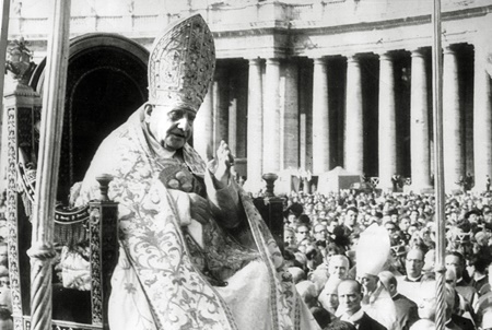 El cardenal Angelo Giuseppe Roncalli fue elegido Papa un día como hoy de hace 65 años y tomó el nombre de Juan XXIII. Tres meses después convocó el Concilio Vaticano II, que imprimió una orientación pastoral renovada en la Iglesia católica del siglo XX.