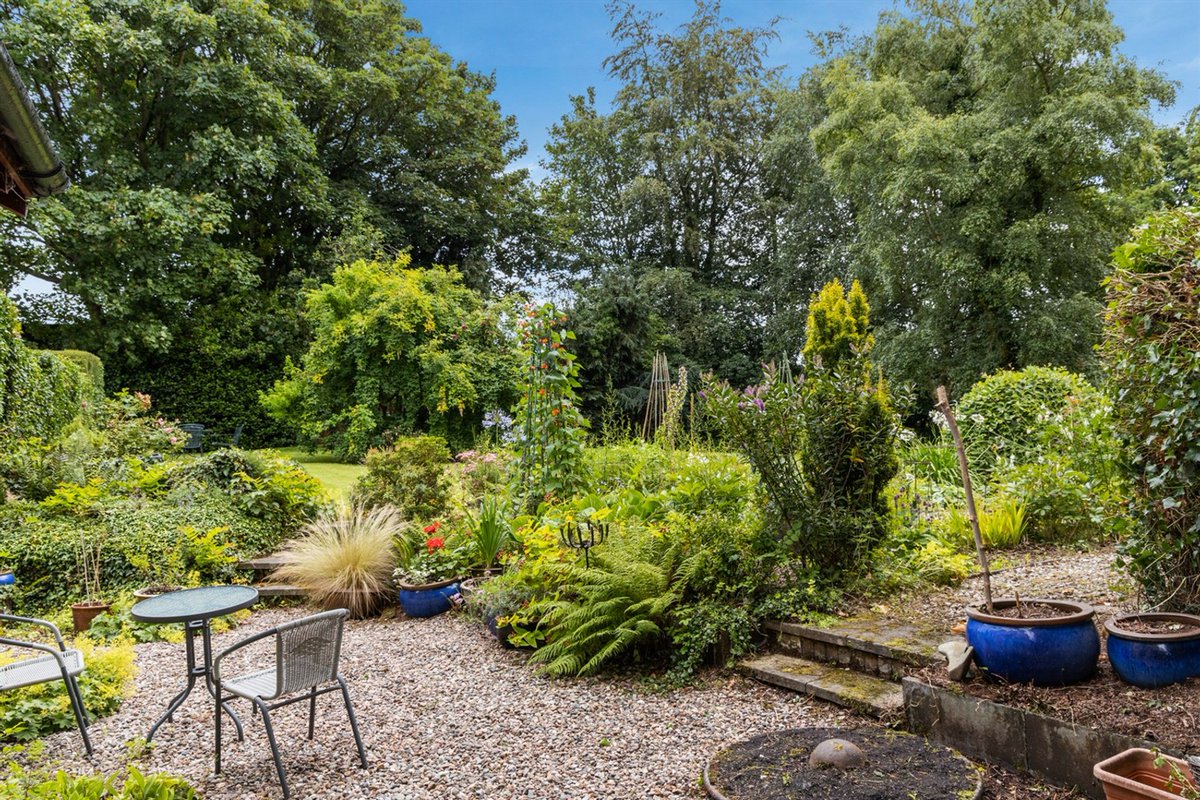 This home benefits from an idyllic semi-rural location close to many amenities but still with a charming countryside feel. 📍 Chrome Hill Cottage, 10 Ballyskeagh Road 🏷 £495,000 🛏 5 Beds 📞 Pinpoint Property loom.ly/hwY6cAc #countryside #cottages #northernireland