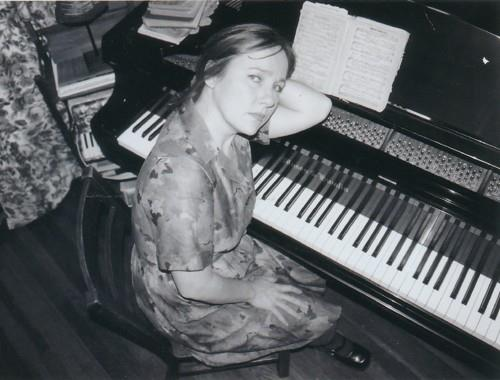 Happy birthday Iris DeMent! Born January 5, 1961 in
Paragould, Arkansas. 