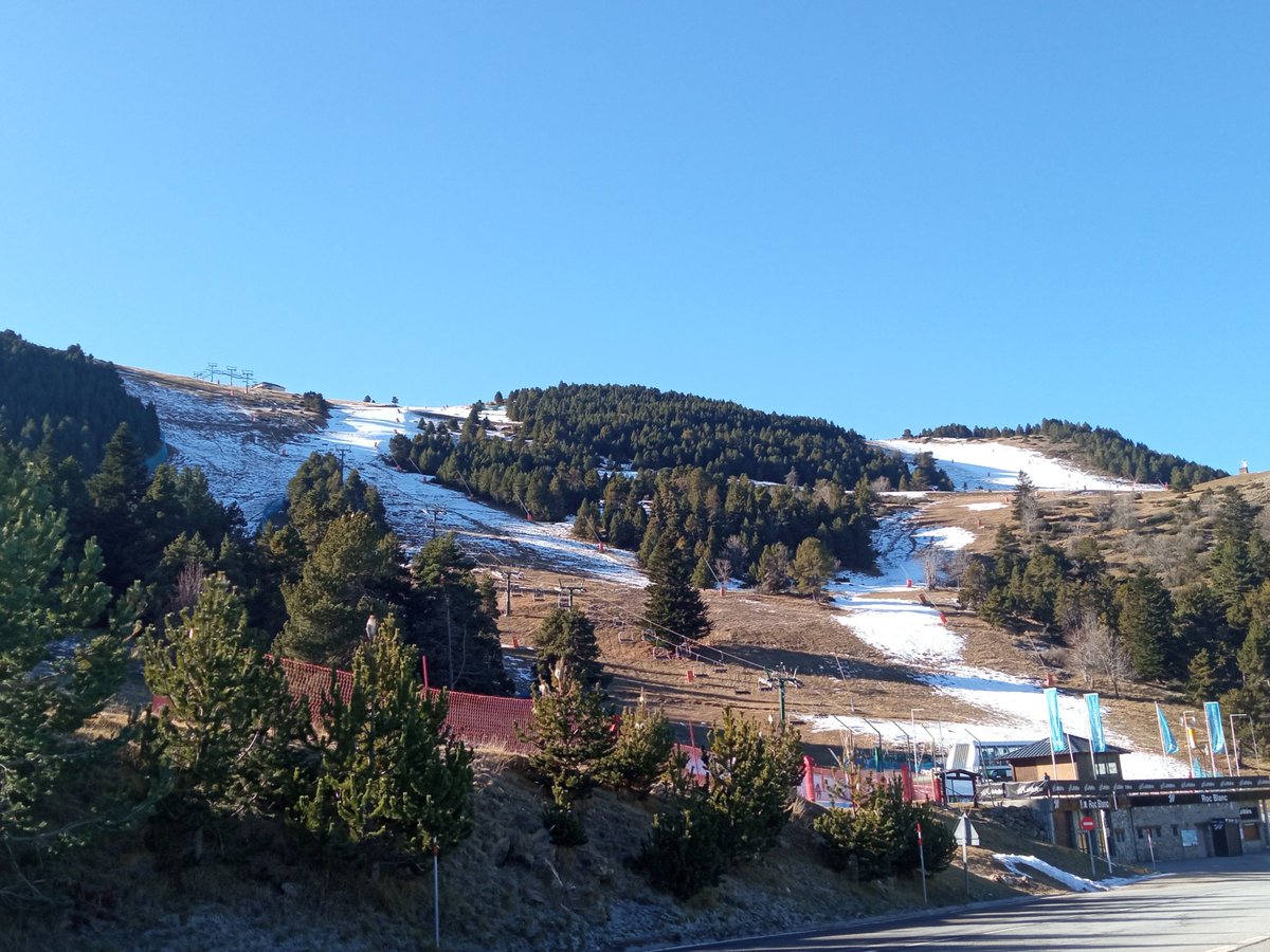 BernatLavaquiol's tweet photo. A La Molina avui només hi ha la neu que hem pagat entre tots via subvenció pública. Mentrestant, les treballadores vivint en càmpings perquè només hi ha habitatge pel turisme. https://t.co/V58V9DfDmj