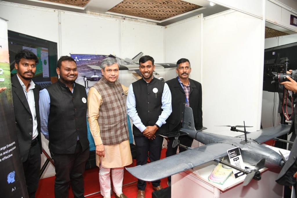 robotics4india's tweet photo. First 5G enabled VTOL - IG Drones Skyhawk; by Odia entrepreneurs from Odisha's first engineering college VSSUT, Burla.
#drones #drone #roboticsindia #roboticsnews #robotics #startup #startupnews @CMO_Odisha @Naveen_Odisha #dronenews #5g #5gdrones https://t.co/SmXpw2uQMG