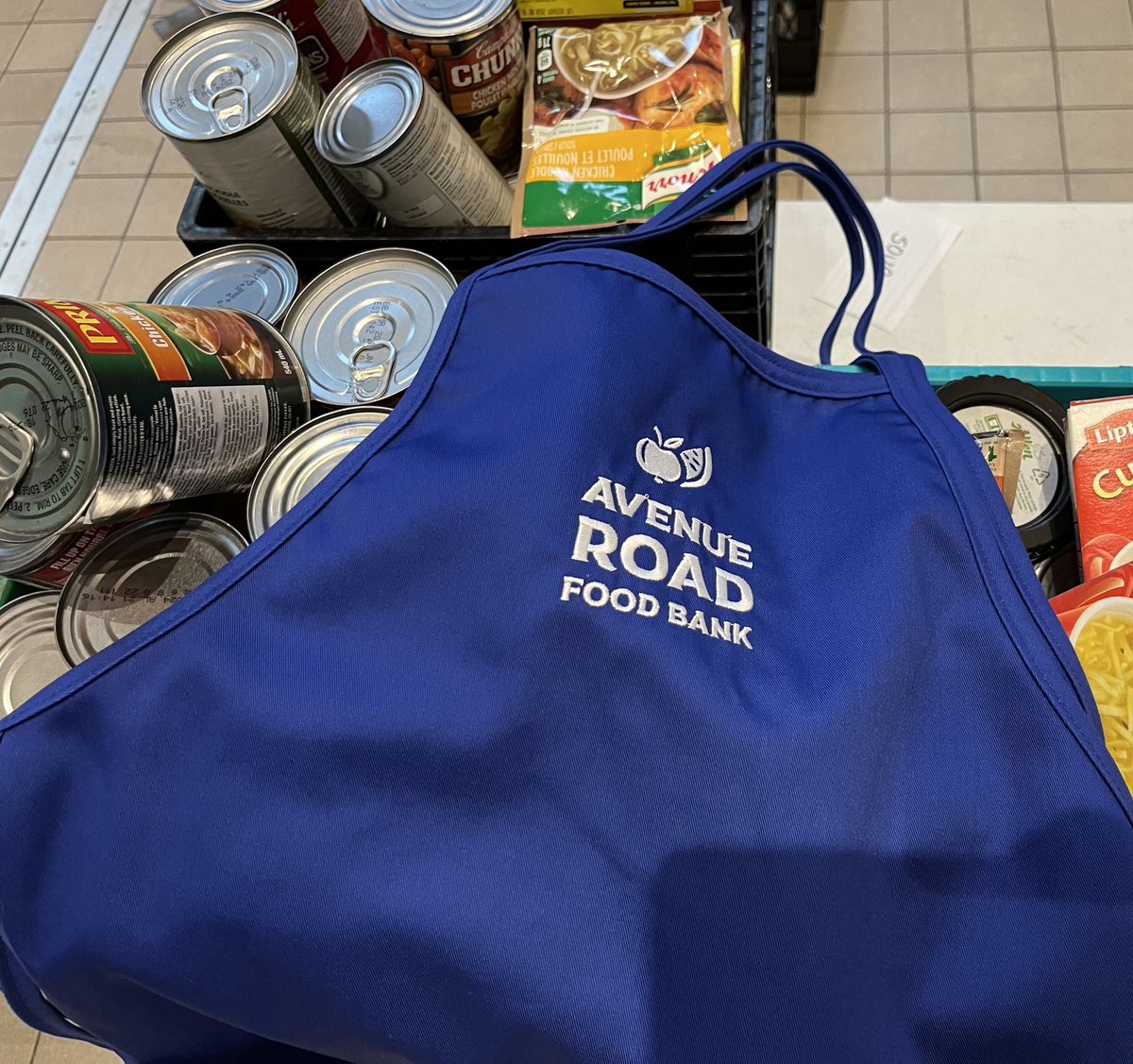 caprisonerland's tweet photo. Canadians are accessing food banks in record numbers thanks to #ClimateChange and war in Ukraine. 

Today, at my local food bank, I helped send food to our neighbour, Ukraine. This combats the global instability of famine and war, while encouraging Canadians to be responsible. https://t.co/uKPINaCZ4o