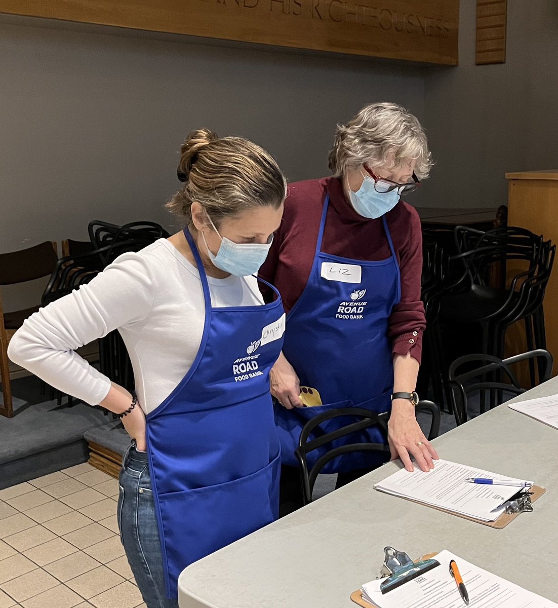 caprisonerland's tweet photo. Canadians are accessing food banks in record numbers thanks to #ClimateChange and war in Ukraine. 

Today, at my local food bank, I helped send food to our neighbour, Ukraine. This combats the global instability of famine and war, while encouraging Canadians to be responsible. https://t.co/uKPINaCZ4o