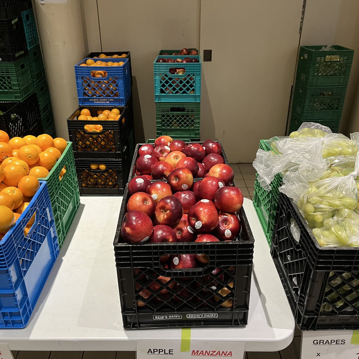 caprisonerland's tweet photo. Canadians are accessing food banks in record numbers thanks to #ClimateChange and war in Ukraine. 

Today, at my local food bank, I helped send food to our neighbour, Ukraine. This combats the global instability of famine and war, while encouraging Canadians to be responsible. https://t.co/uKPINaCZ4o