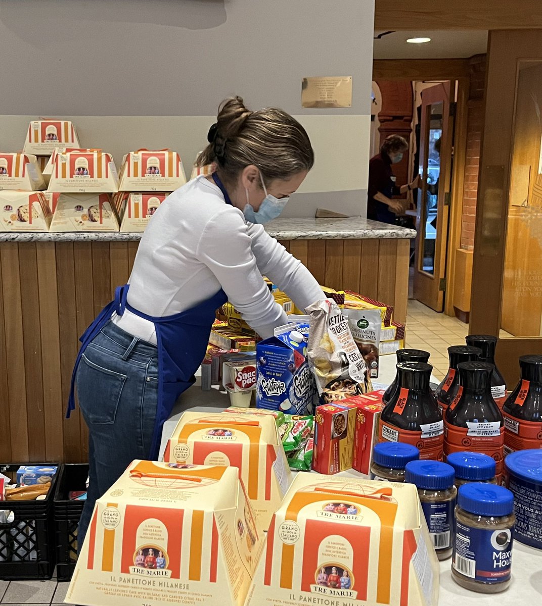caprisonerland's tweet photo. Canadians are accessing food banks in record numbers thanks to #ClimateChange and war in Ukraine. 

Today, at my local food bank, I helped send food to our neighbour, Ukraine. This combats the global instability of famine and war, while encouraging Canadians to be responsible. https://t.co/uKPINaCZ4o