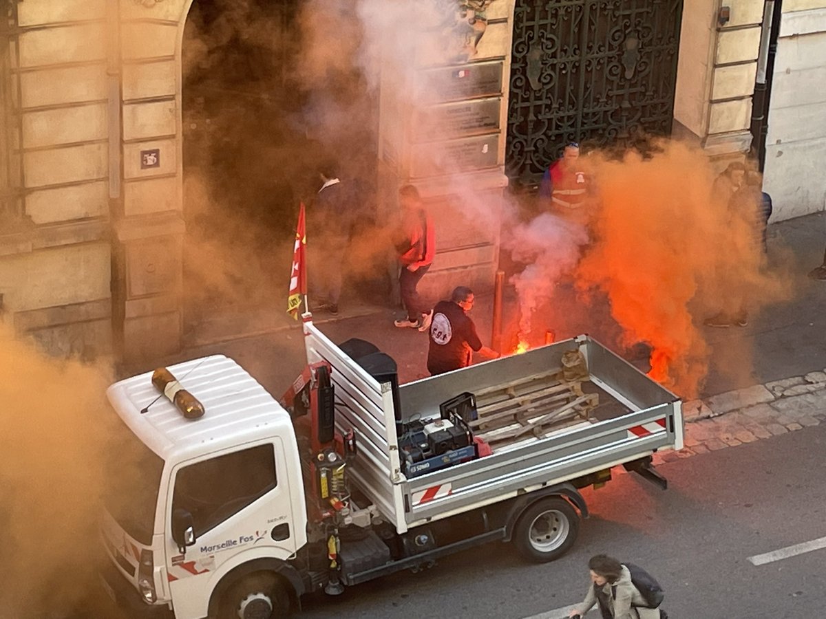 PChaffard's tweet photo. 2eme jour de suite sur la CGT vient manifester bruyamment BD Périer, sans se soucier des problèmes éventuels pour les voisins. Il y a des malades, des personnes âgées en souffrance? Non! Musique à fond et fumigènes.Mais pour quoi? Cette manifestation a t’elle été autorisée ? Stop https://t.co/9fqz3wW0mE