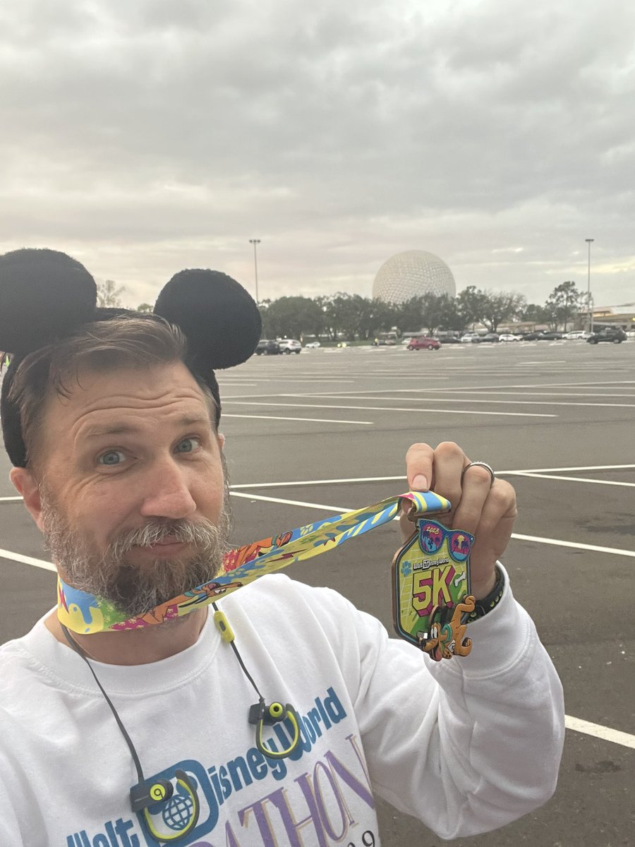 MiloBeasleyShow's tweet image. Day 1 done! Only 45.5 miles to go! Congrats to all the #WDW5K finishers today! 

#rundisney #dopeychallenge #WDWMarathon