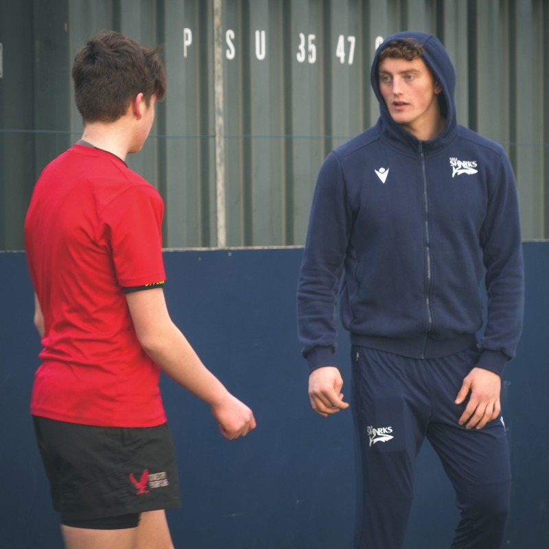 SaleSharksRugby's tweet photo. 𝗡𝗘𝗫𝗧 𝗚𝗘𝗡𝗘𝗥𝗔𝗧𝗜𝗢𝗡 𝗢𝗙 𝗣𝗨𝗡𝗧𝗘𝗥𝗦 😉

It was great to welcome #FutureSharks down to Carrington for a kicking clinic, with a visit from a couple of #YourSharks!

To keep in the loop with all Sharks activities, follow 👉 @SaleSharksFdn

#MoreThanJustARugbyClub