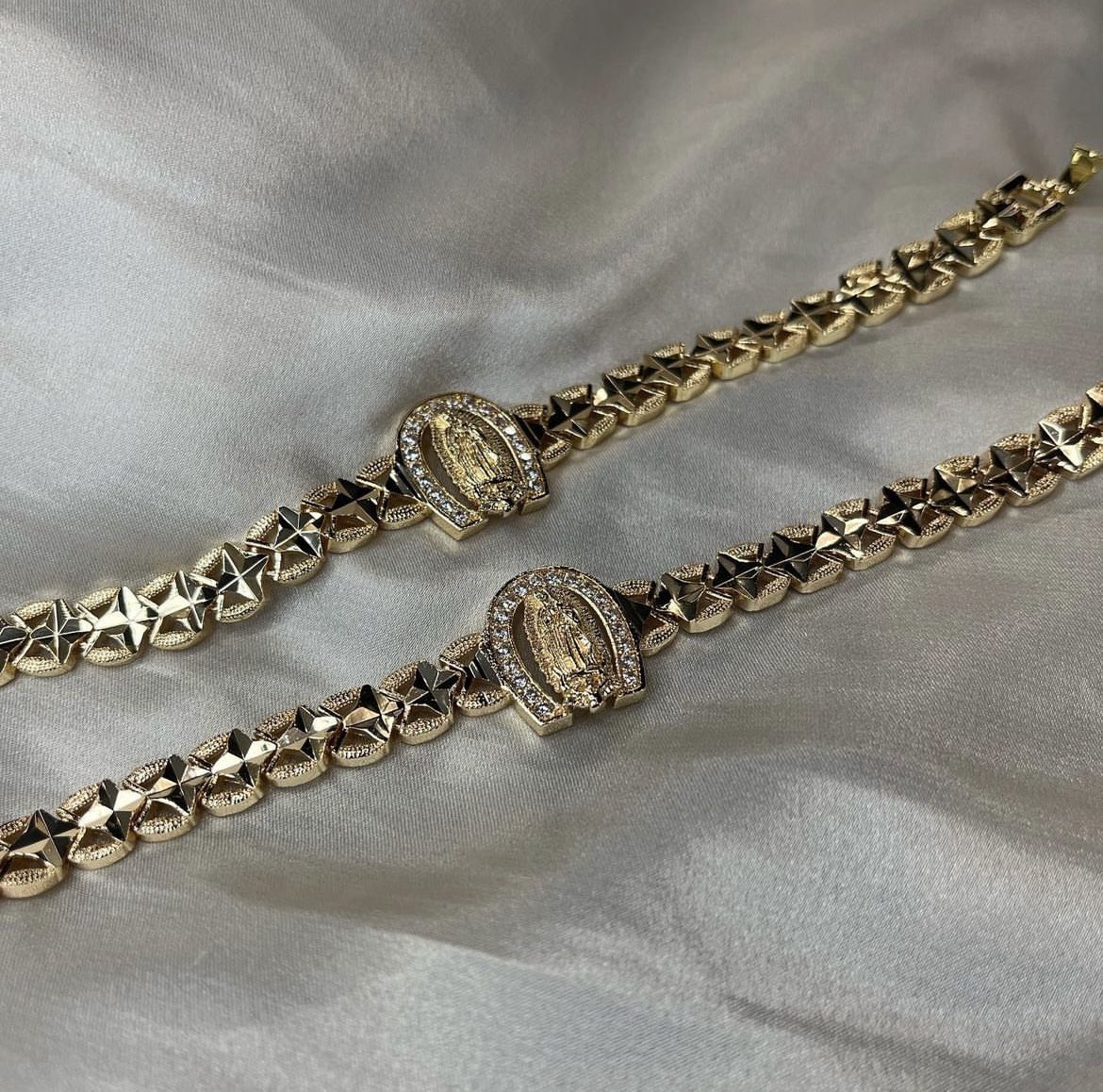 BritneyMarie__'s tweet photo. I would so appreciate a RT or a follow to my jewelry page on IG!! I have the most affordable high quality goldfilled jewelry 🤍 my next customer could be on your page🫶🏽 @ bjewelsbybrit on IG https://t.co/ySydOawrEt