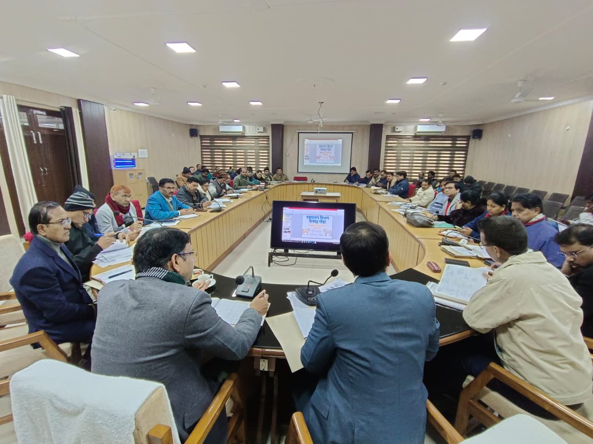 निराश्रित गोवंश संरक्षण, मनरेगा, ऑपरेशन कायाकल्प व अन्य विकास कार्यक्रमों की समीक्षा कर संबंधित अधिकारियों को आवश्यक दिशा निर्देश दिये। <a href="/UPGovt/">Government of UP</a> <a href="/CMOfficeUP/">CM Office, GoUP</a> <a href="/ChiefSecyUP/">S.P. Goyal, Chief Secretary, GoUP</a>