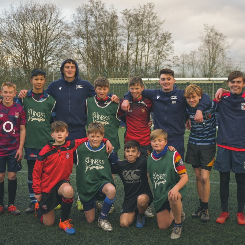 SaleSharksRugby's tweet photo. 𝗡𝗘𝗫𝗧 𝗚𝗘𝗡𝗘𝗥𝗔𝗧𝗜𝗢𝗡 𝗢𝗙 𝗣𝗨𝗡𝗧𝗘𝗥𝗦 😉

It was great to welcome #FutureSharks down to Carrington for a kicking clinic, with a visit from a couple of #YourSharks!

To keep in the loop with all Sharks activities, follow 👉 @SaleSharksFdn

#MoreThanJustARugbyClub