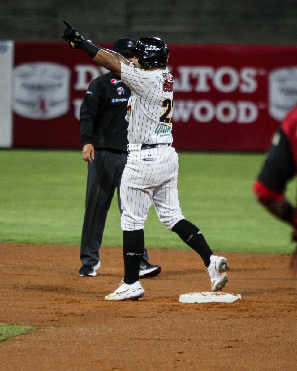 ElRugidoDeHoy's tweet photo. Alí Castillo desde que usa el blanco y rayas:
14VB/7H/2DB/3CI/.500AVG
/1.143OPS/.643SLG
Está en su salsa 🔥🔥🔥 https://t.co/Qs1Zfit2eh