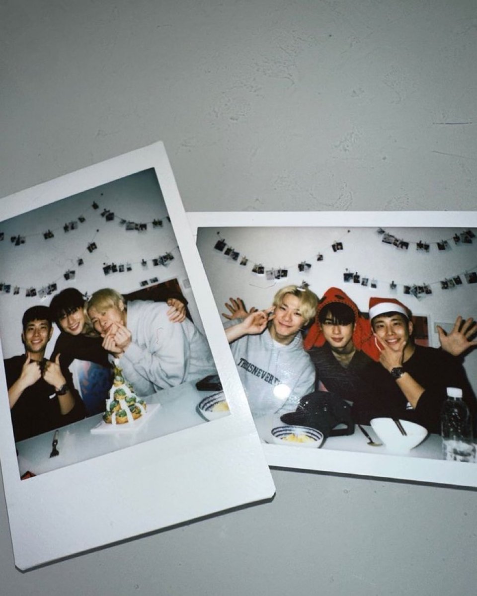 숨길 수 없는 연인바이브....
그...셋 다 친해보이긴 하는데 특히 왼쪽 사진에서 두분만 그렇고 그런 사이인게 숨겨지지가 않네요