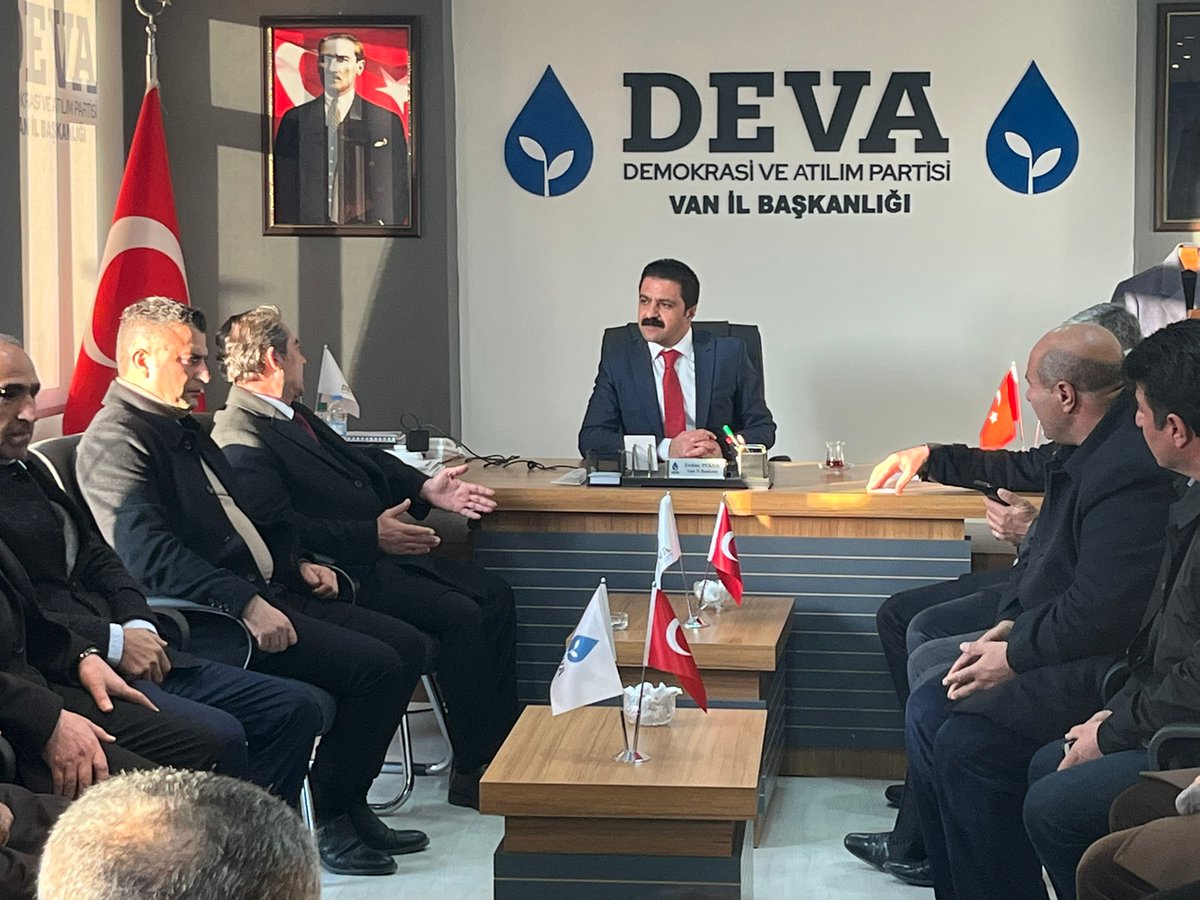 DevaVanKurdi's tweet photo. Namzetê Parlamenterîyê ya Partîya Komarî ya Gel (CHP) yê Wanê Selçuk Coşkun, serdana Serokatîya Parêzgeha me kir û bi serokê parêzgehê Erdînç Peker û rêveberiya me re hevdîtin pêk anî.

@selcukcoskunchp 
@erdincpeker1 https://t.co/rCoLt5UUy5