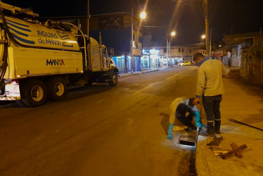 AguasdeManta's tweet photo. #PlanInvierno2022 || La limpieza de las cámaras y sumideros del sistema de aguas lluvias, avanza en la avenida 108; dejamos expedita la red de drenaje, desde la calle 108 hasta la 110. https://t.co/Vz5aixpdoQ