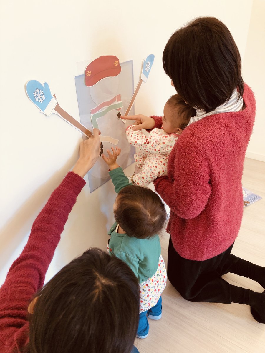 miraii1122's tweet photo. #子育ての引き出し_冬ならではの楽しめる遊び
「福笑い」・・・ですが！！！
英語絵本 #TheFirstDayofWinter になぞって
Snowmanの福笑いを英語でするのがワタシ流です！
　
数字や序順だけでなく
冬にちなんだmittens🧤やscarves🧣等の単語も楽しめますヨ💕

📚はコチラ🛒https://t.co/EDKLaBXmW9 https://t.co/m9CXhICAOz
